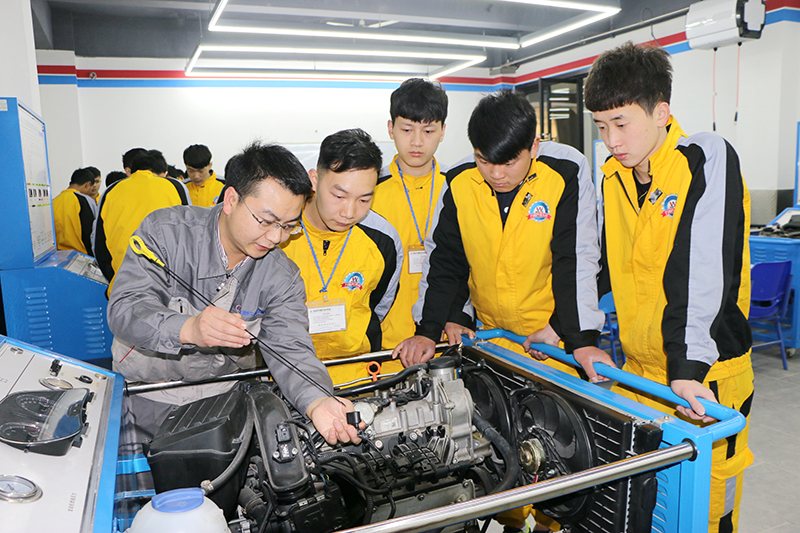 汽车实训台架分组教学场景