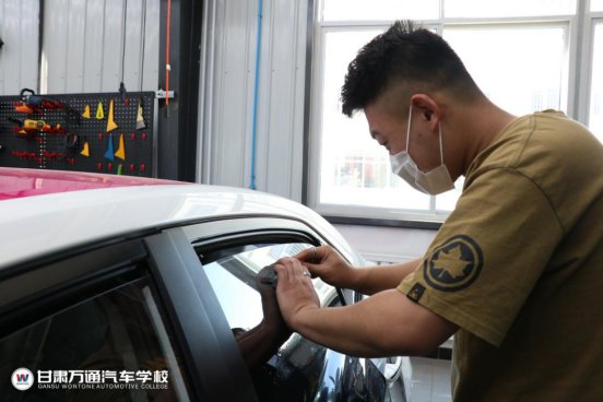 新生故事丨“空少”转行学汽修，在属于自己的领域展翅翱翔