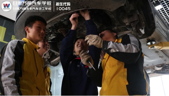 想学汽修去哪里好？甘肃万通技工学校专业齐全