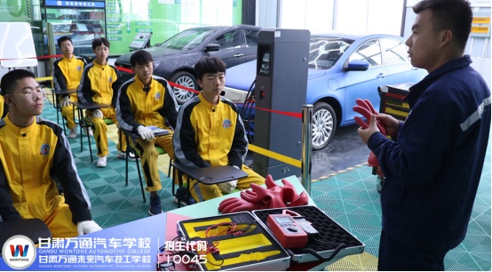 未来该何去何从？来甘肃万通学习汽车技术不再迷茫！