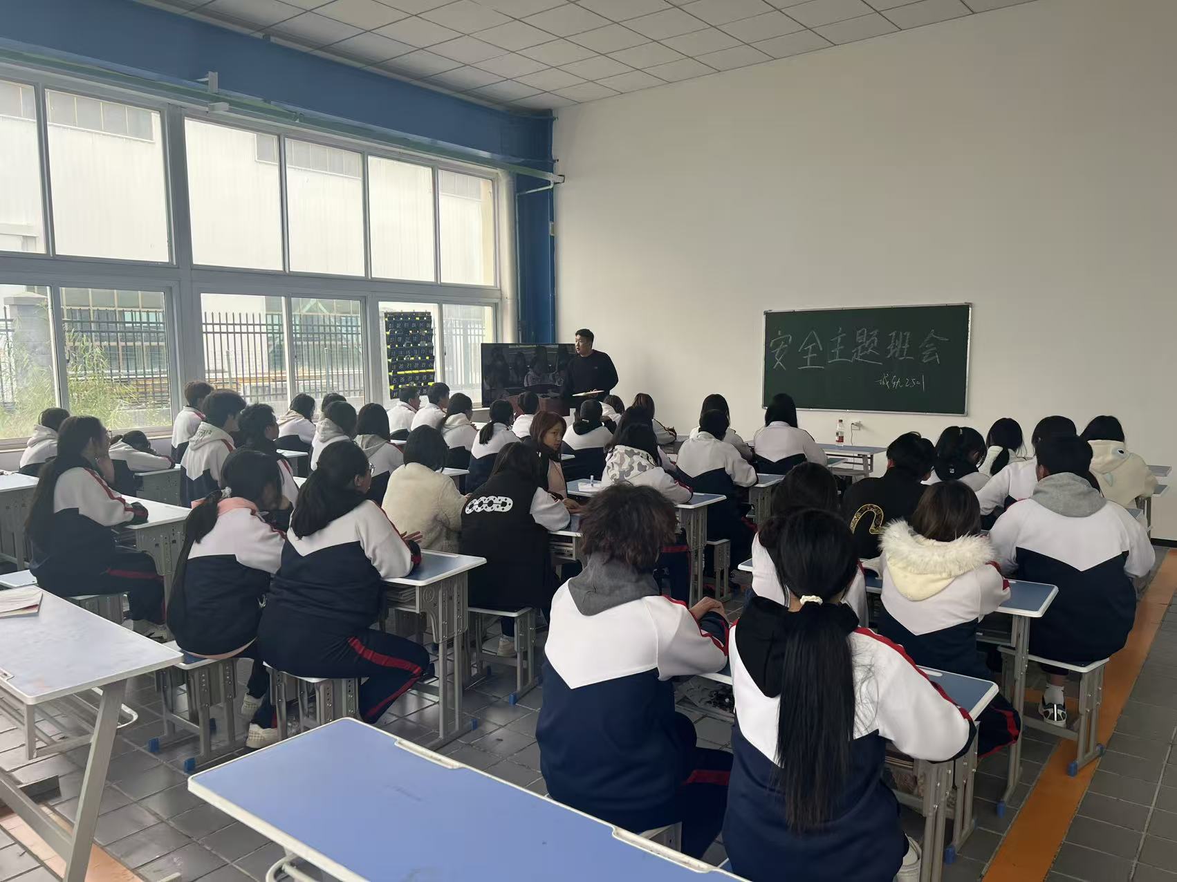 安全“课”不容缓  筑牢青春防护墙