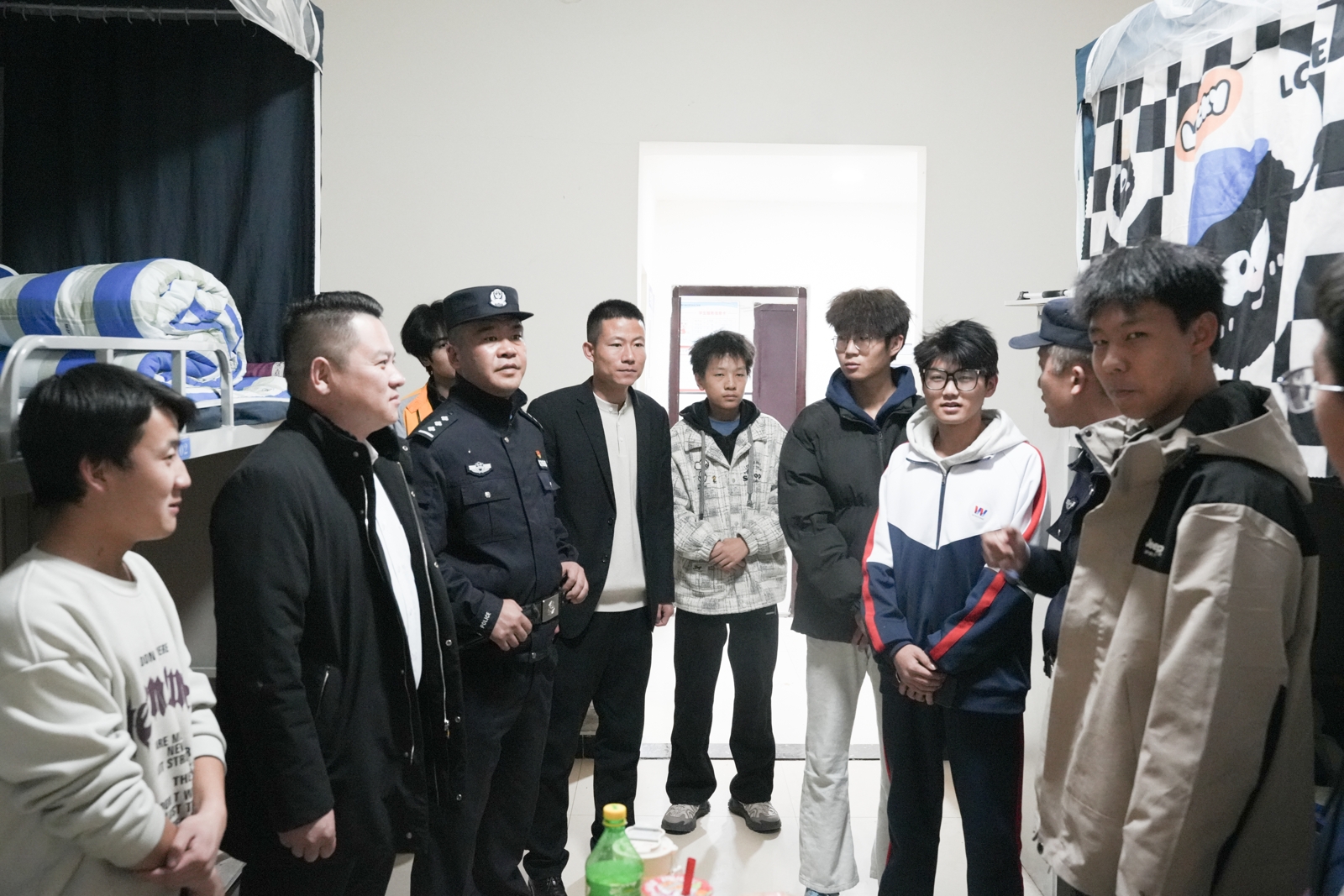 警校联动夜查护平安！甘肃万通筑牢校园安全“防护墙”