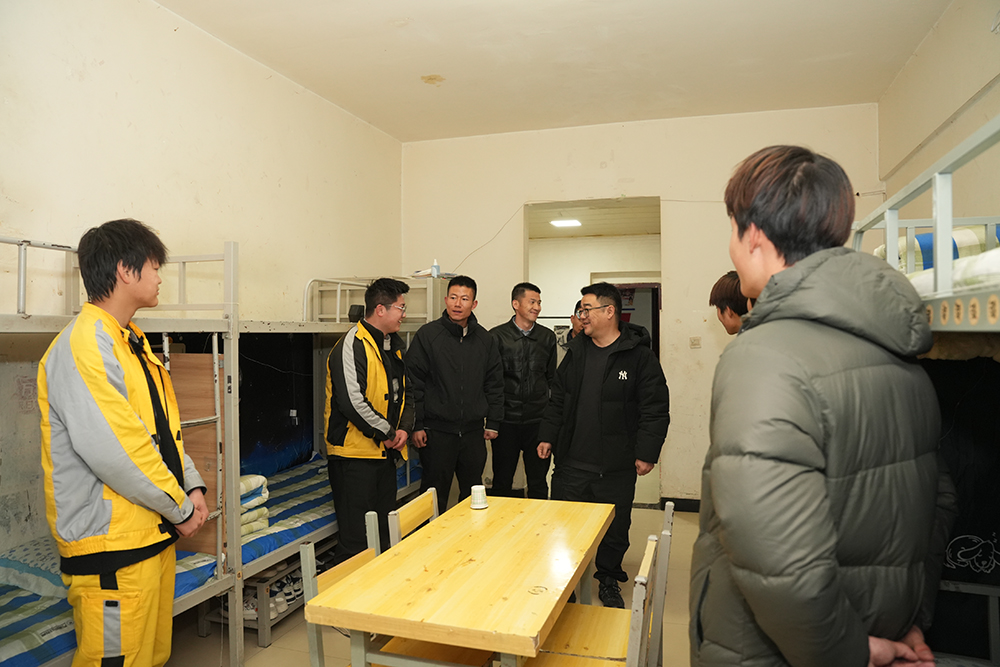 深夜守护，温暖相伴｜甘肃万通校长带队晚间查房，筑牢校园安全防线