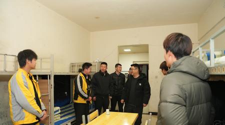 深夜守护，温暖相伴｜甘肃万通校长带队晚间查房，筑牢校园安全防线