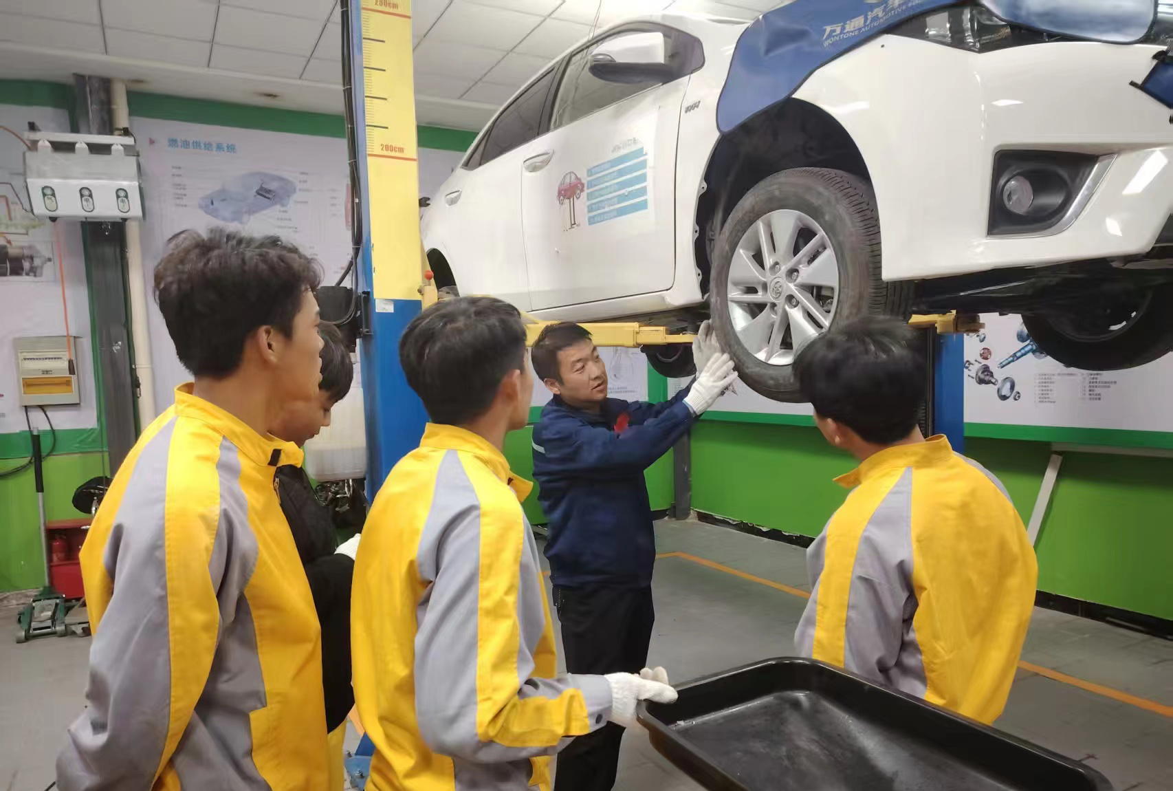 甘肃万通教学质量提升百日工程系列活动——汽车快修快保技能比赛