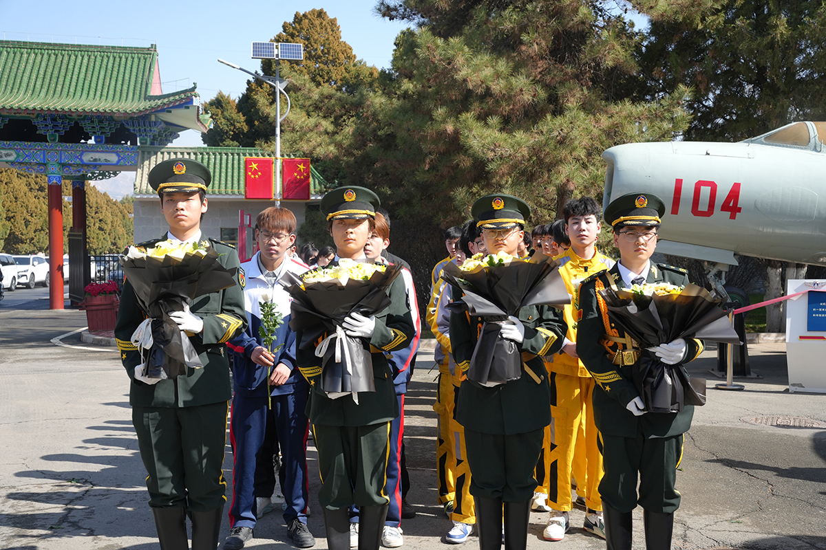 传承红色基因，汲取奋进力量——甘肃万通师生赴烈士陵园纪念馆开展主题实践活动